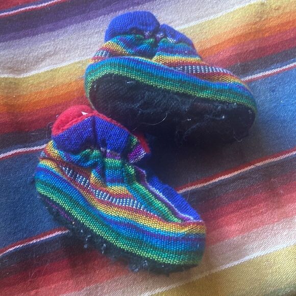 Guatemalan fleece baby booties - Picture 2 of 4